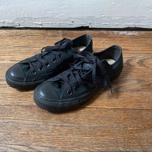 Converse Low Tops in Black